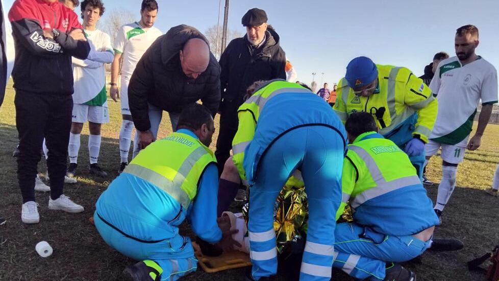 I soccorsi mal campo sportivo di Capannoli (foto Franco Silvi)