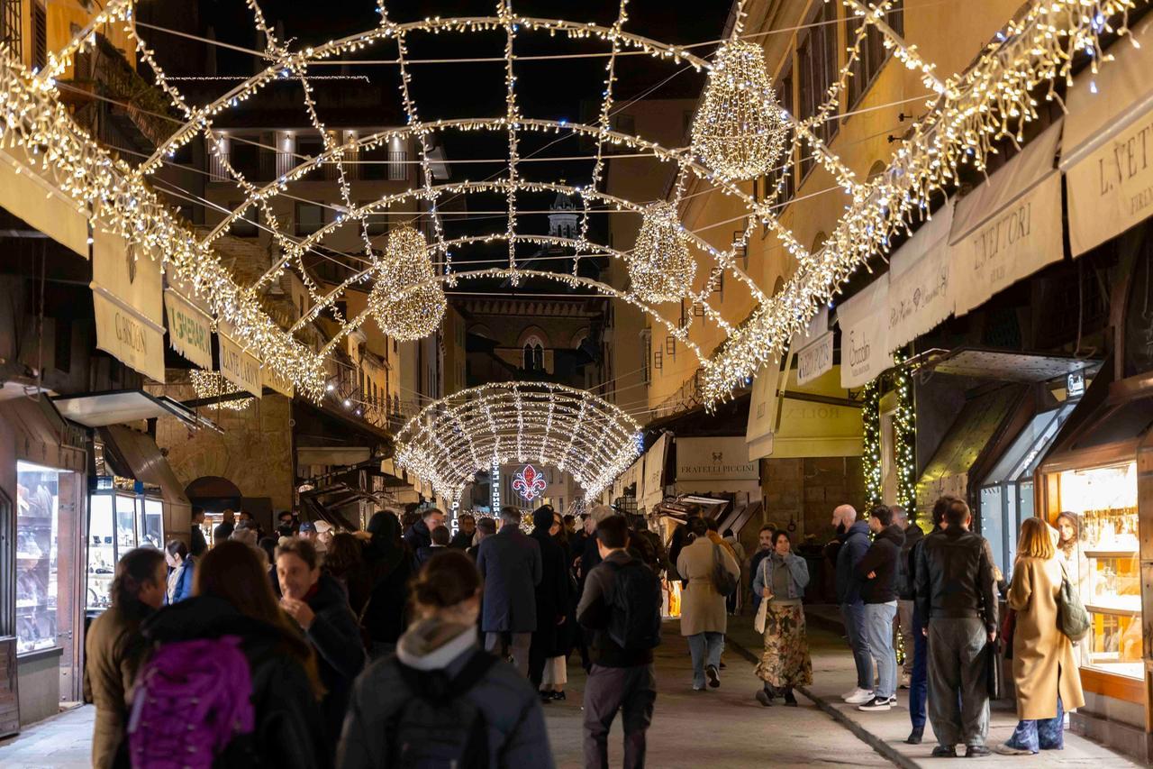 Firenze, Ponte Vecchio si illumina per le feste
