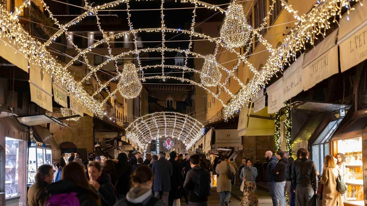 Firenze, Ponte Vecchio si illumina per le feste