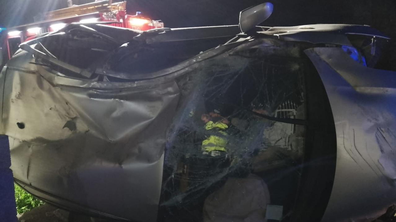 Sassari, con l’auto si ribalta e sbatte contro un muro: ferito un 22enne
