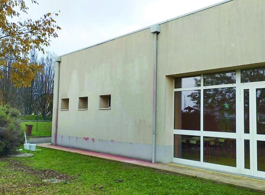 Il sindaco Accorsi nella gogna social dei no vax dopo la pulizia dei graffiti a Penzale