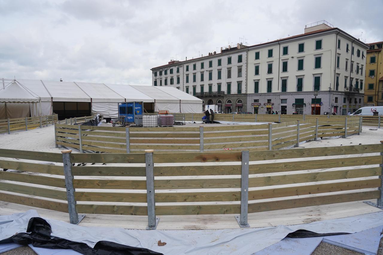 Livorno, pista del ghiaccio a forma di cuore: l’inaugurazione e ci sono sconti speciali