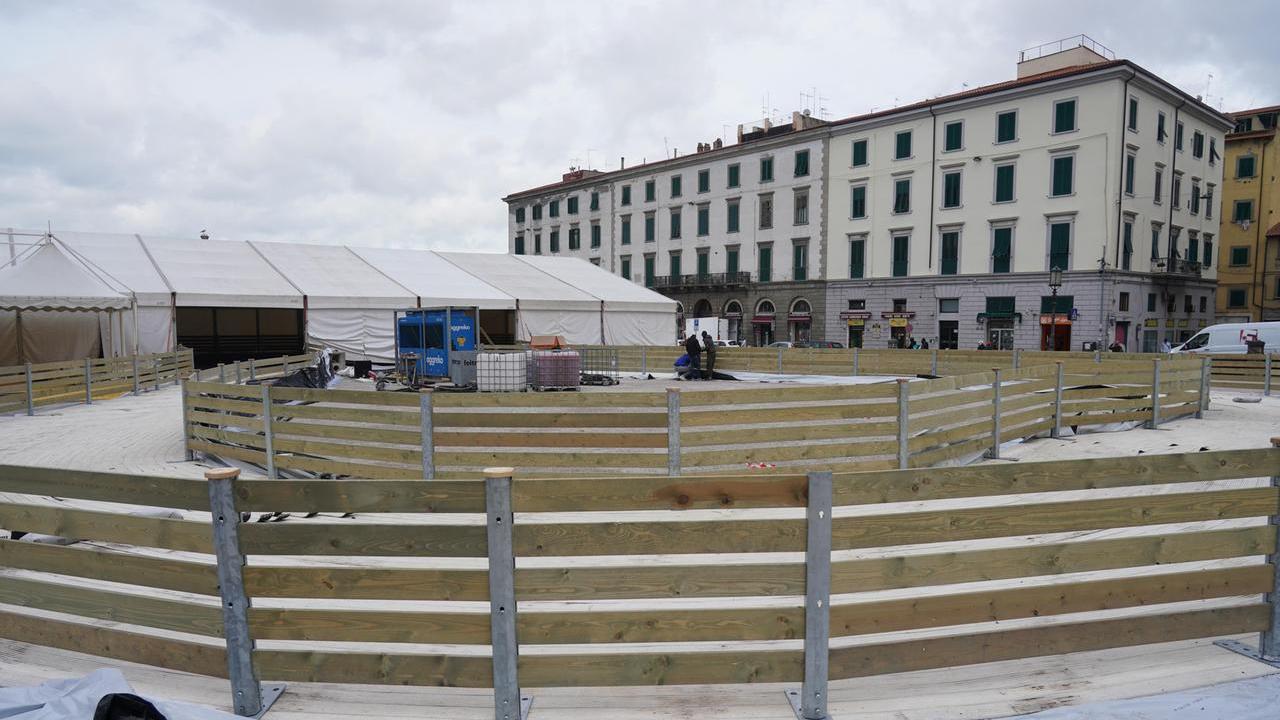 Livorno, pista del ghiaccio a forma di cuore: l’inaugurazione e ci sono sconti speciali