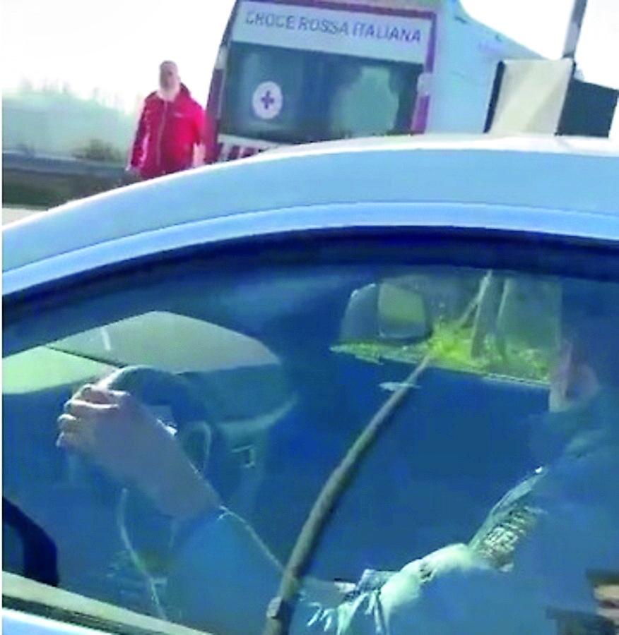 
	L'uomo filmato dal camionista prima della fuga

