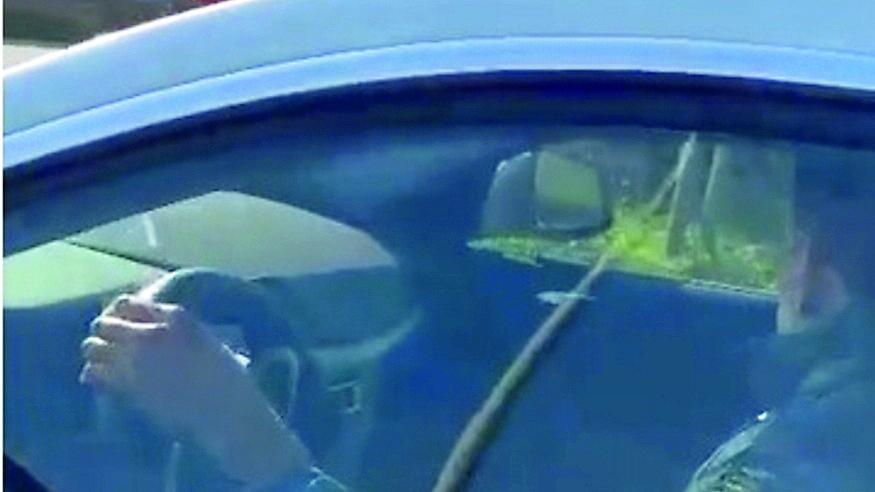 L'uomo filmato dal camionista prima della fuga