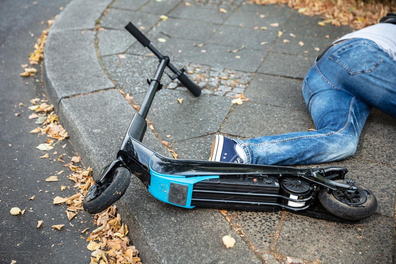 Prato, bici e monopattino travolti da un furgone e da un’auto