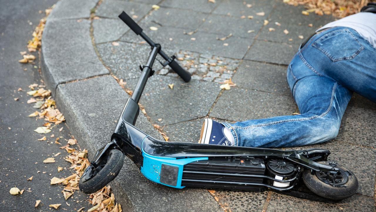 Prato, bici e monopattino travolti da un furgone e da un’auto
