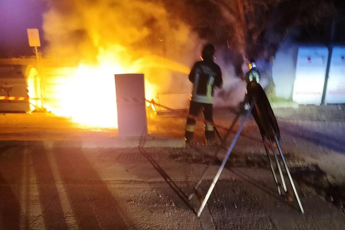 Cassonetti a fuoco ad Argenta, pompieri in azione