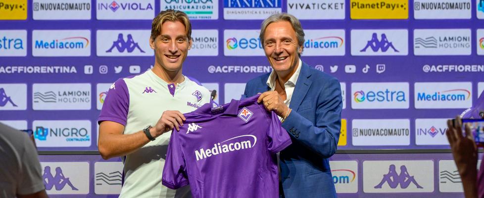 Bove con il direttore generale Alessandro Ferrari alla presentazione in maglia viola