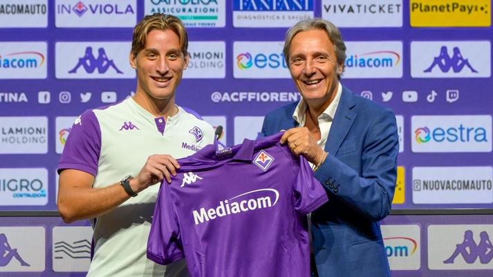 Bove con il direttore generale Alessandro Ferrari alla presentazione in maglia viola