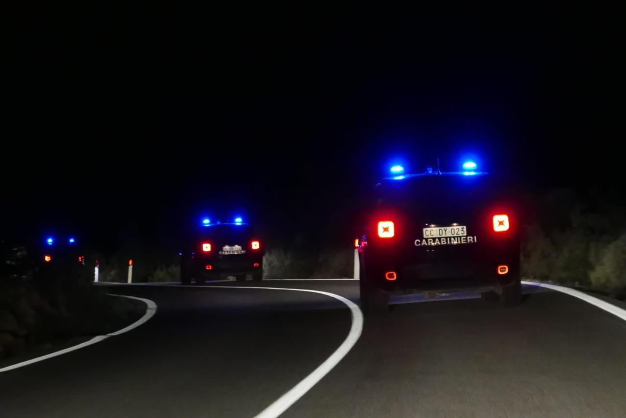 In auto fucile, coltello e cartucce, fugge al posto di blocco: arrestato