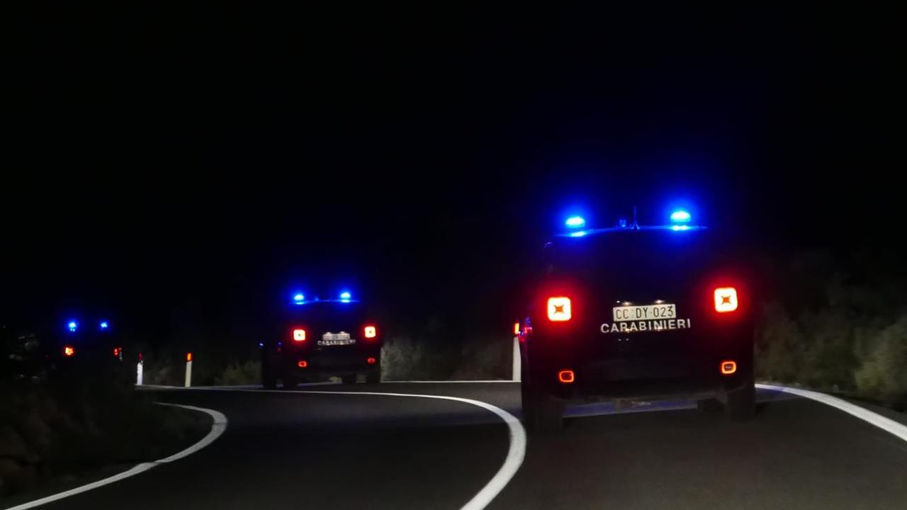 In auto fucile, coltello e cartucce, fugge al posto di blocco: arrestato
