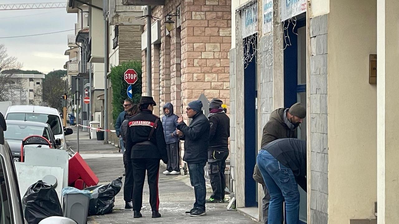 Empoli, si barrica in una lavanderia dopo un tentato furto – Video