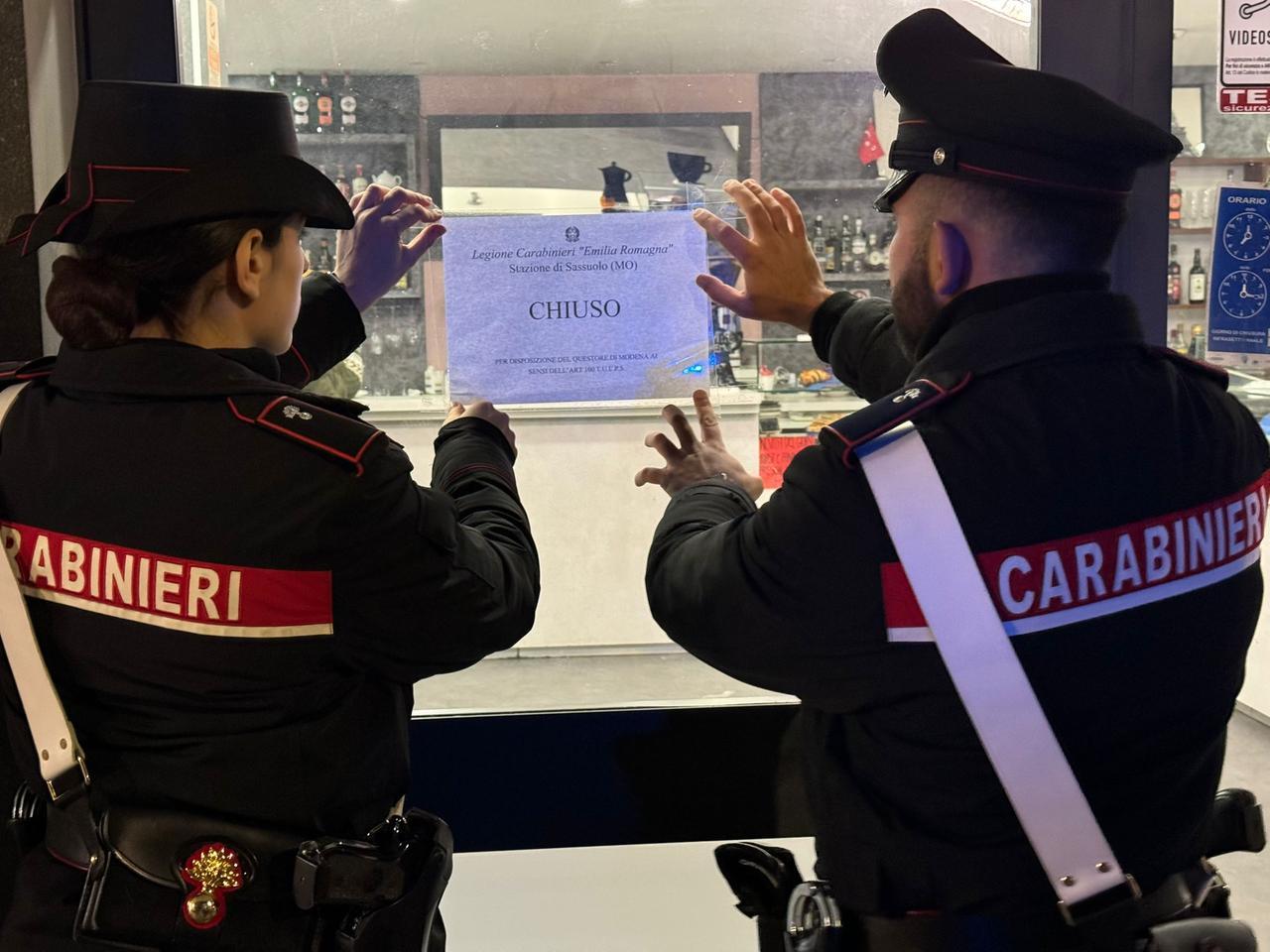 Risse e brutte frequentazioni, i carabinieri chiudono un bar di Sassuolo