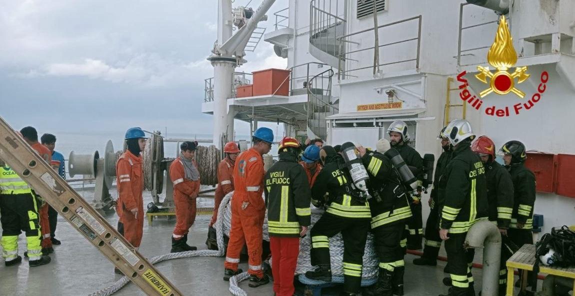 Livorno, incendio su una nave mercantile all’Alto Fondale