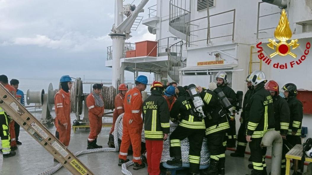 Livorno, incendio su una nave mercantile all’Alto Fondale