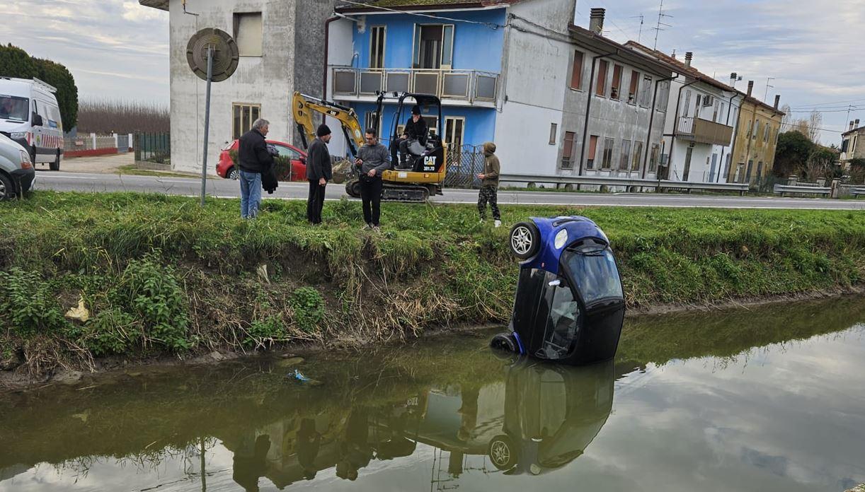 Auto nel canale a Berra, salva la ragazza alla guida