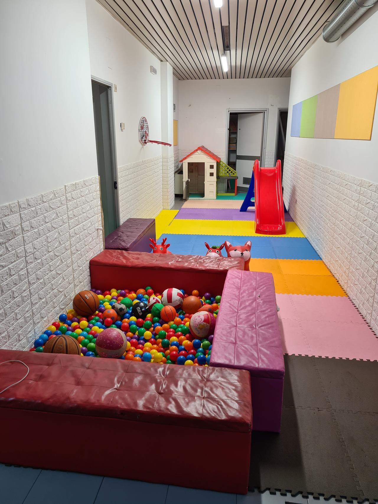 
	L'interno dell'asilo nido abusivo

