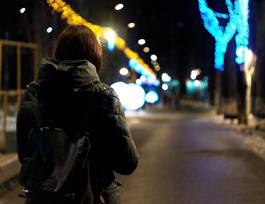 
	Una ragazza che cammina in strada da sola (foto di repertorio)


