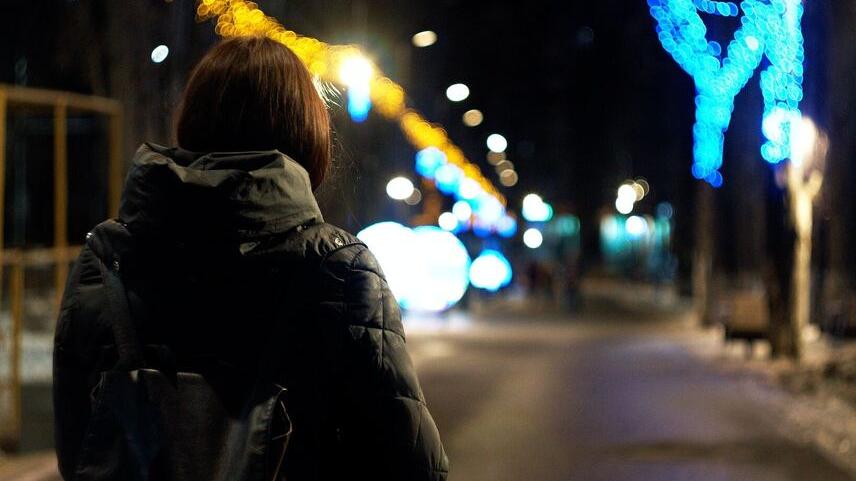 Una ragazza che cammina in strada da sola (foto di repertorio)