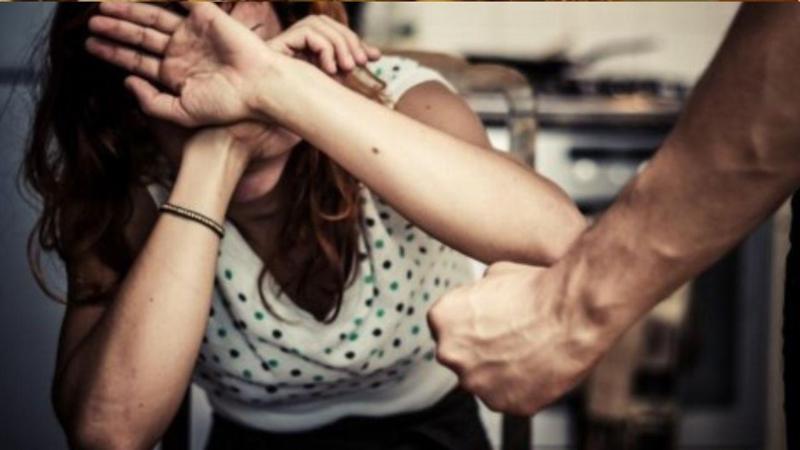 Prato, a 17 anni picchia la fidanzata e le dice come vestirsi, truccarsi e chi frequentare: arrestato
