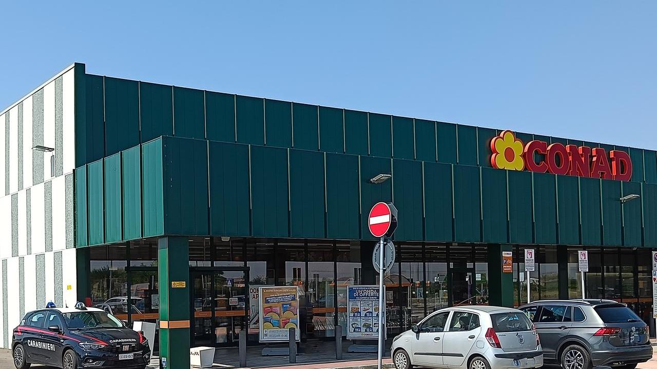 Carabiniere fuori servizio arresta l’habitué dei furti nei supermercati