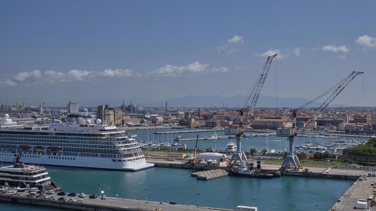 Uno scorcio del porto di Livorno (foto Franco Silvi)