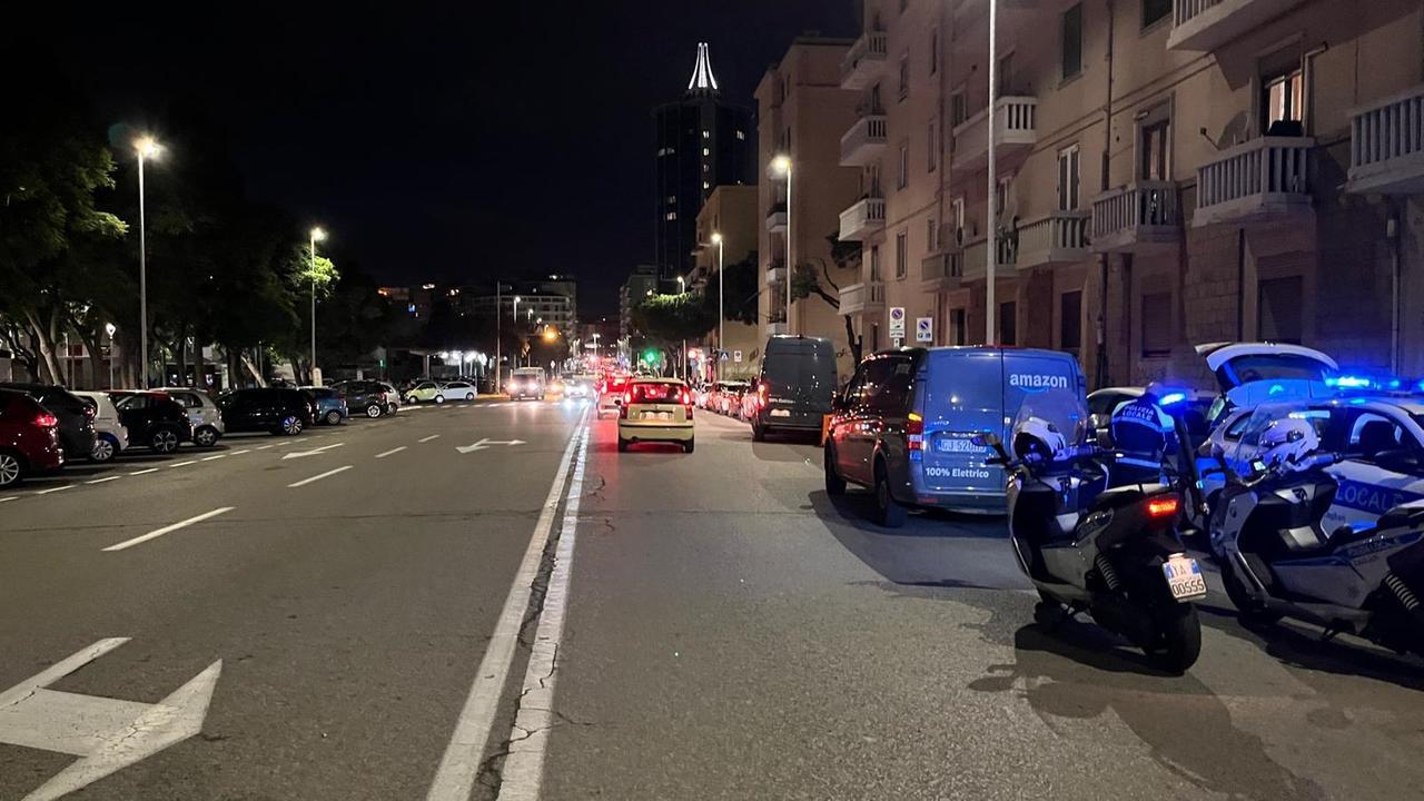 Cagliari, investita sulle strisce da un corriere Amazon mentre attraversa: ragazza in codice rosso