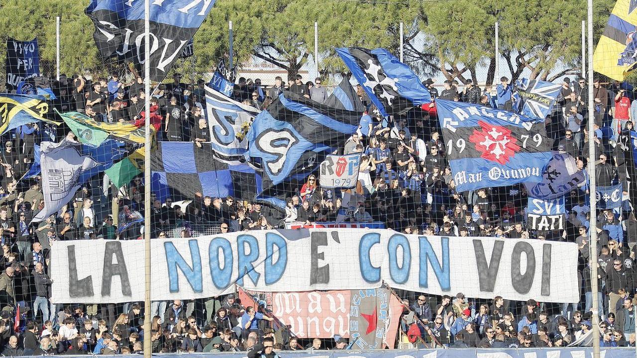 La Curva nord del Pisa (foto Muzzi)