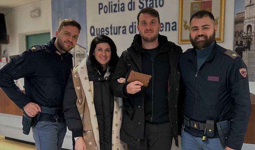 Modena, ritrovano un portafoglio con 1800 euro e lo portano in questura