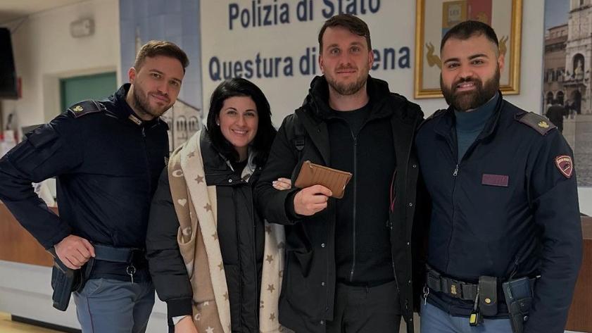 Modena, ritrovano un portafoglio con 1800 euro e lo portano in questura