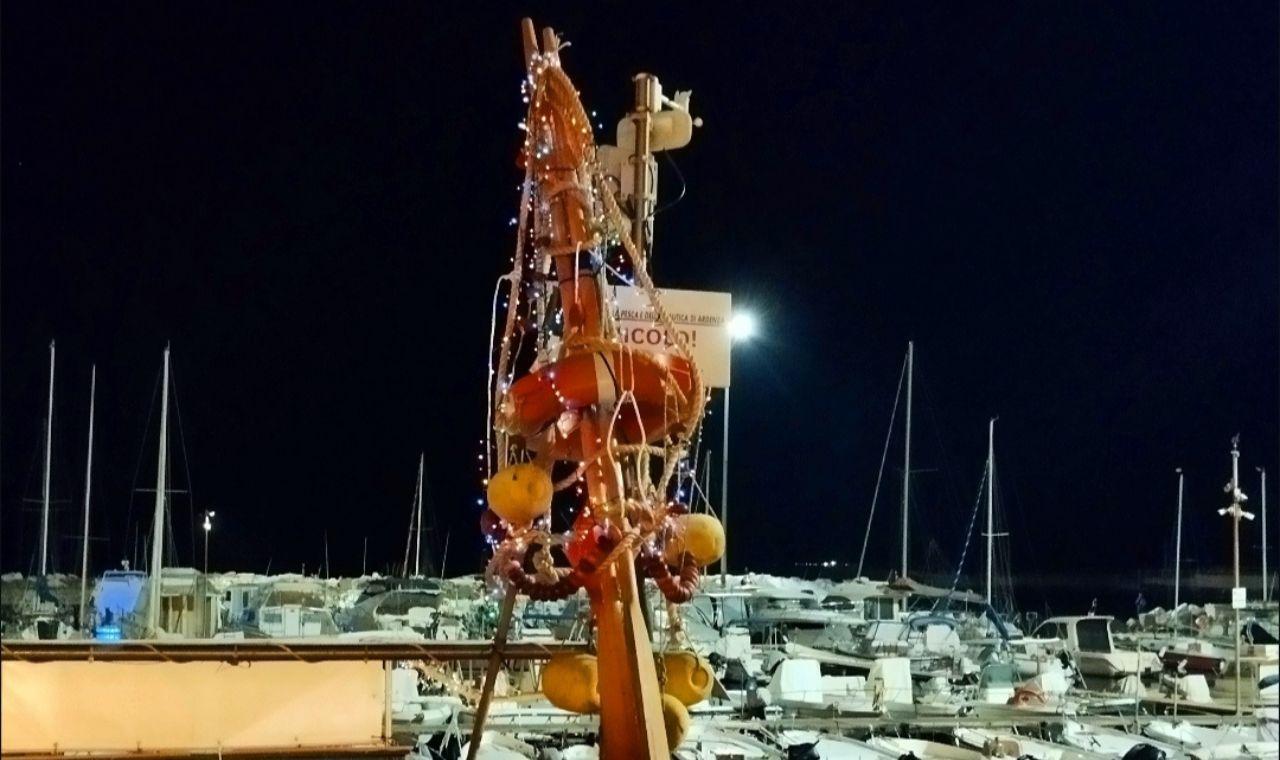 Livorno, il moletto di Ardenza si accende. Grazie Deb.