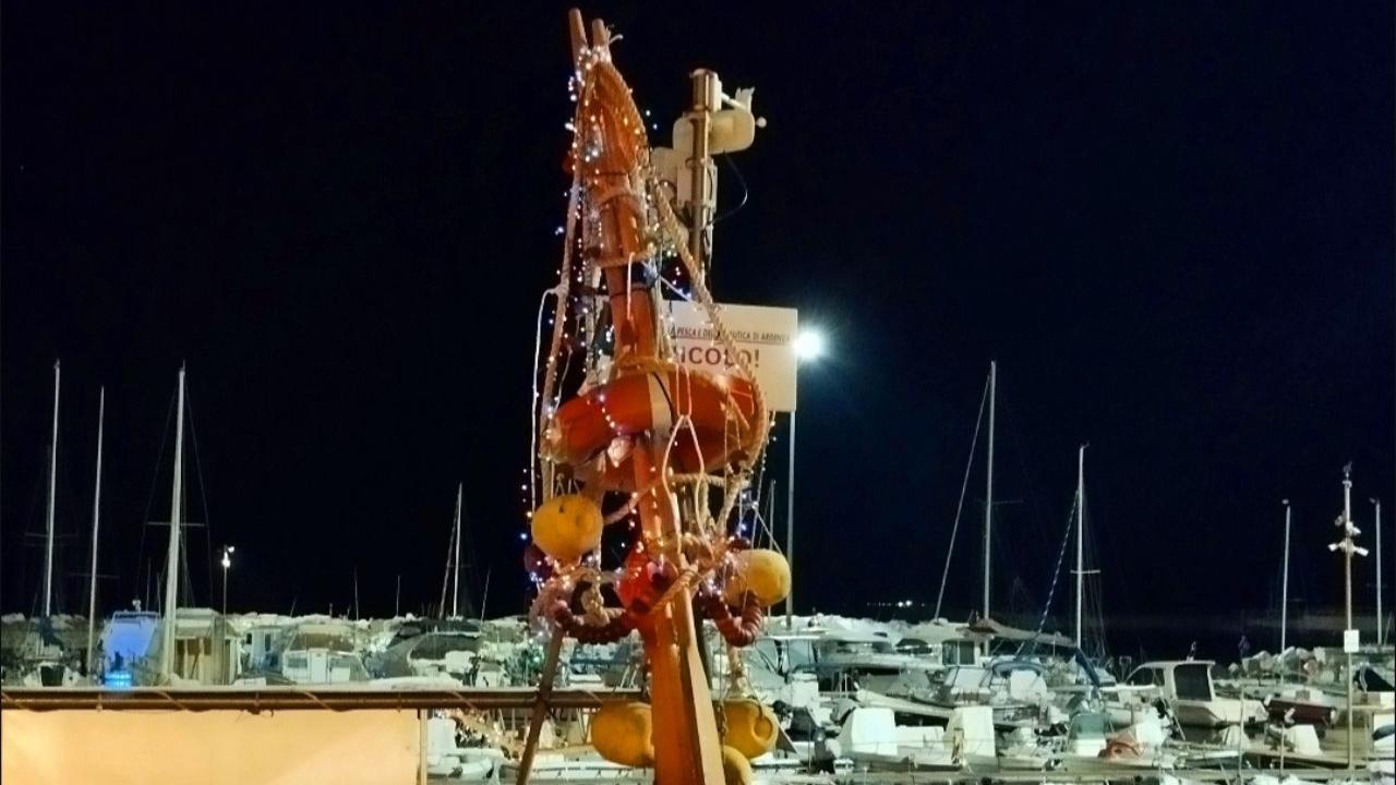 Livorno, il moletto di Ardenza si accende. Grazie Deb.