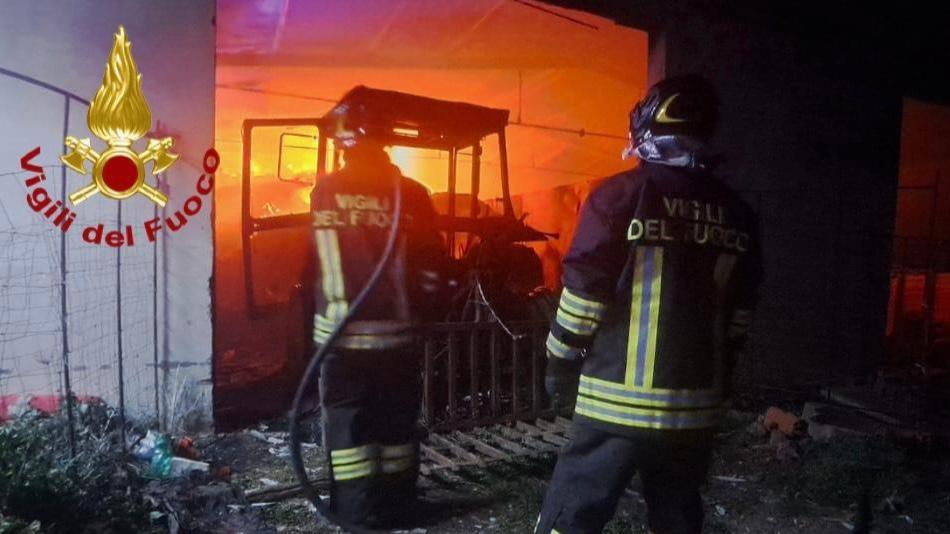 Incendio in un fienile: a fuoco anche due trattori e un’auto