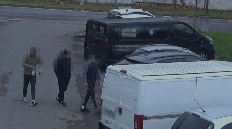 
	Tre membri della banda vanno a prendere il suv

