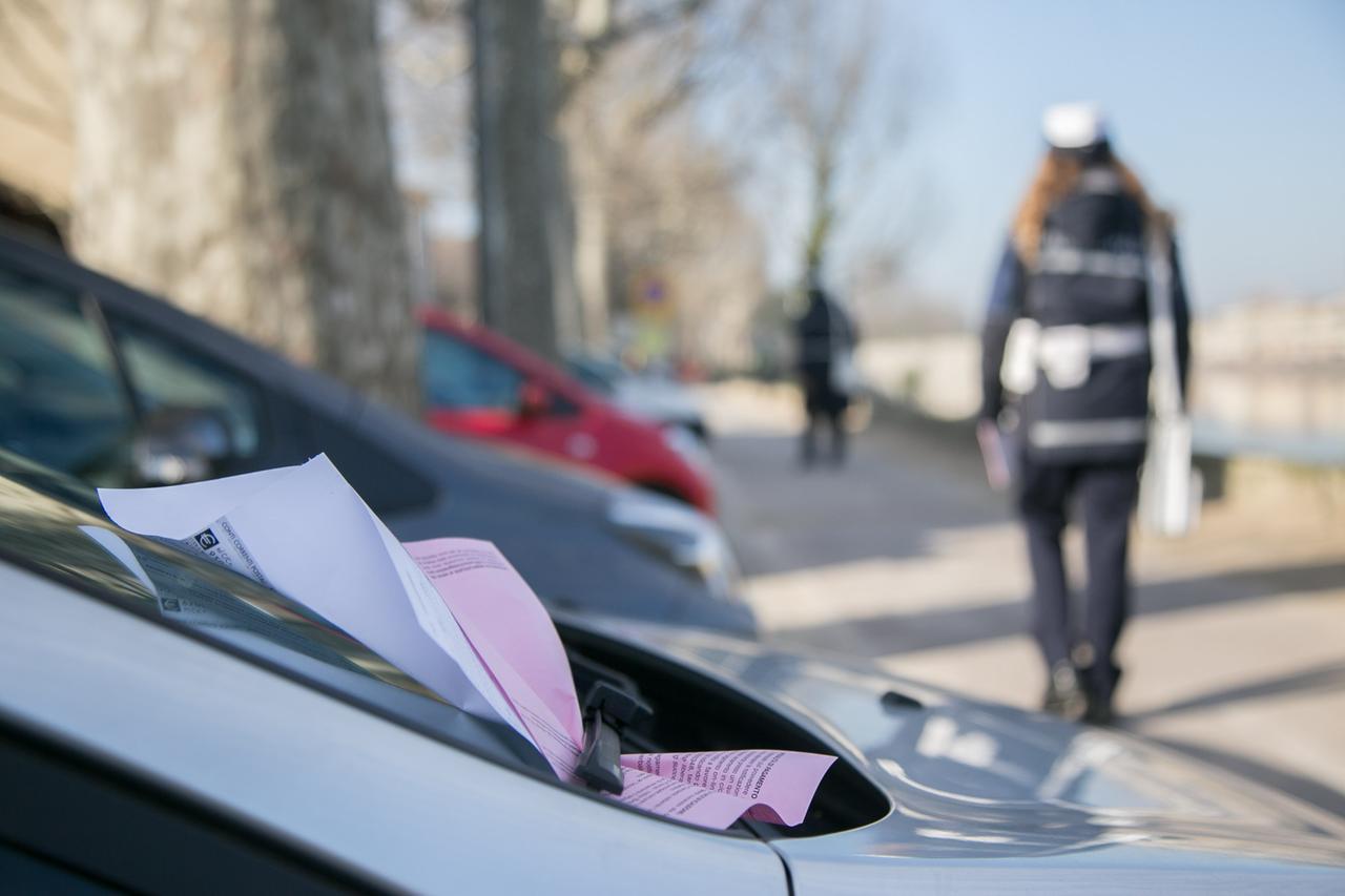 Livorno, impugna la multa da 22 euro e vince: il Comune fa appello e ora il conto è di più di 1000 euro