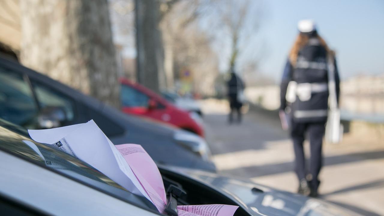 Livorno, impugna la multa da 22 euro e vince: il Comune fa appello e ora il conto è di più di 1000 euro
