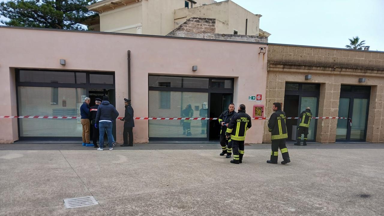 I vigili del fuoco nel luogo dell'attentato incendiario <em>(foto Gabrielli)</em>