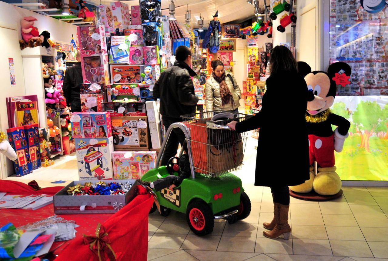 
	Shopping natalizio in una foto di archivio

