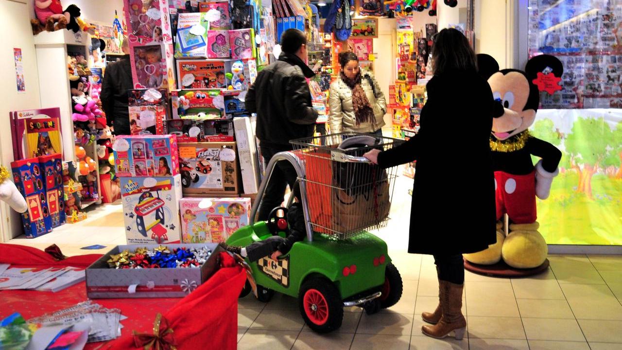 Shopping natalizio in una foto di archivio