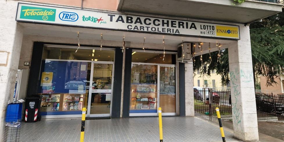 Rapina alla tabaccheria di via Gorizia: «Mi ha minacciato con la pistola»