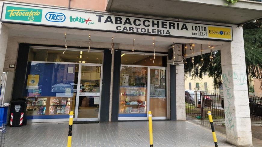 Rapina alla tabaccheria di via Gorizia: «Mi ha minacciato con la pistola»