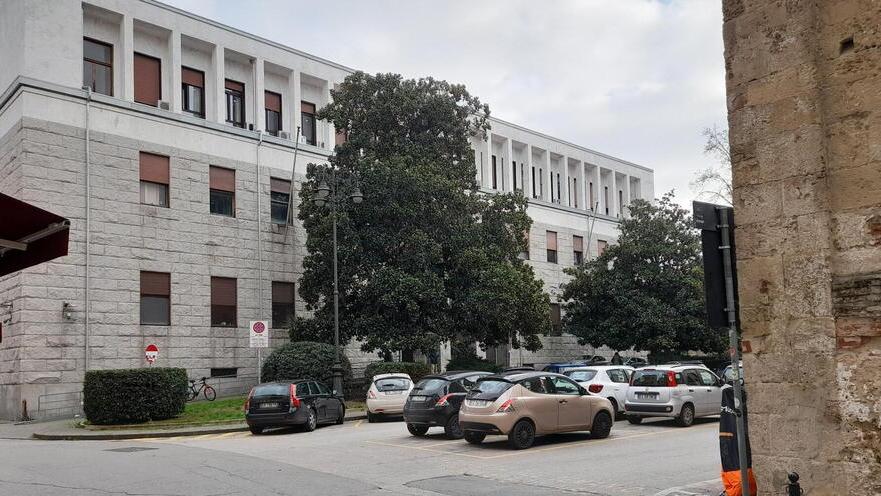 Pisa, i residenti di San Francesco furiosi con il sindaco: «Così meno posti e 900 euro in più all’anno»