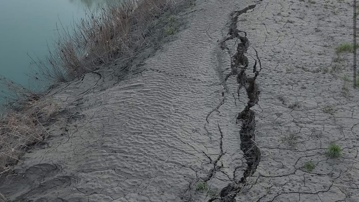 La crepa sull'argine del Panaro a Ponte Navicello