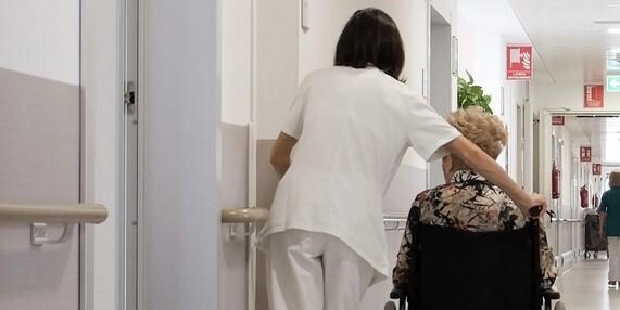 Prato, anziana e malata chiusa in casa con il lucchetto: prosciolti figlio e badante