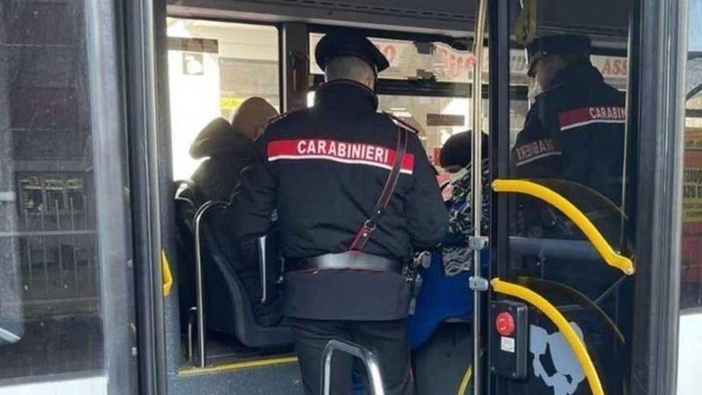 Lucca, palpeggia la vicina sull’autobus: denunciato