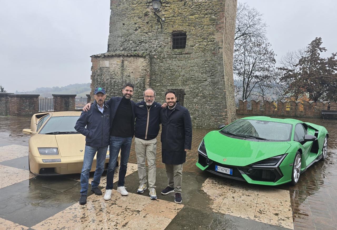 
	Guido Meda con il sindaco Federico Poppi in piazza della Dama a Castelvetro

