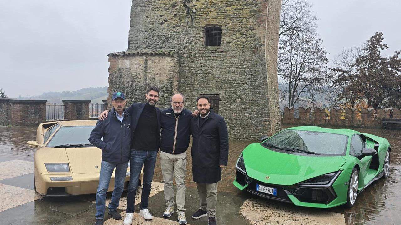 Guido Meda con il sindaco Federico Poppi in piazza della Dama a Castelvetro