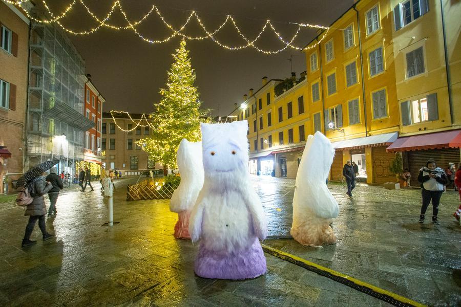 
	Gli Yeti in piazza XX Settembre a Modena nel 2022

