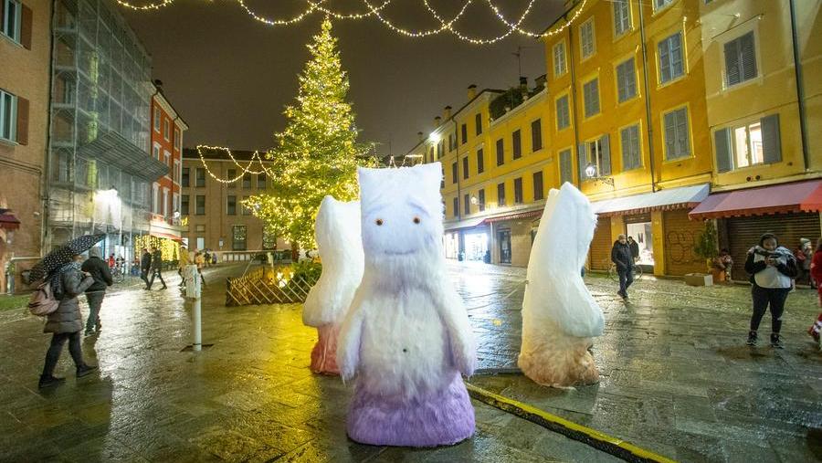 Gli Yeti in piazza XX Settembre a Modena nel 2022
